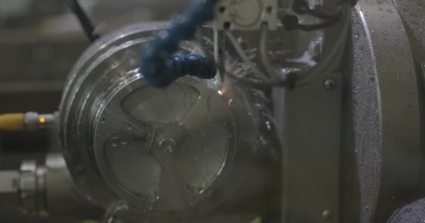 工場内の自動Cnc機械で製造されている鋼部品 — ストック動画