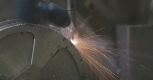 工場内の自動Cnc機械で製造されている鋼部品 — ストック動画