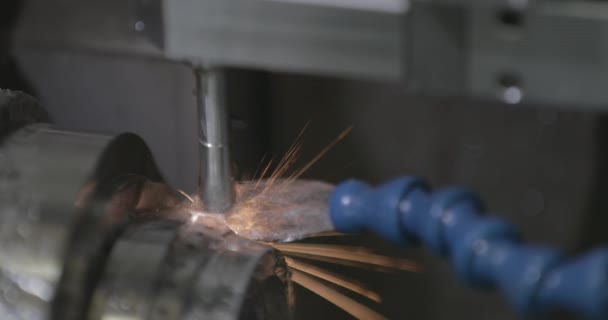 Çelik Parçası Bir Fabrikadaki Otomatik Cnc Makinesinde Üretiliyor — Stok video