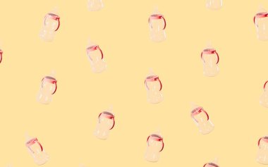 Havada uçuşan bir sürü biberon, üç boyutlu görüntüleme. Bilgisayar dijital çizimi.