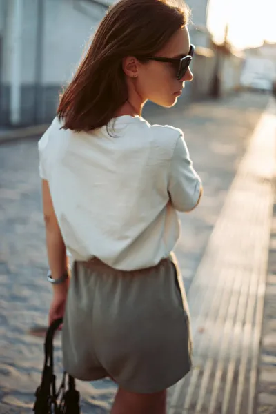 Joven Mujer Bonita Triste Gafas Sol Está Caminando Calle Puesta — Foto de Stock