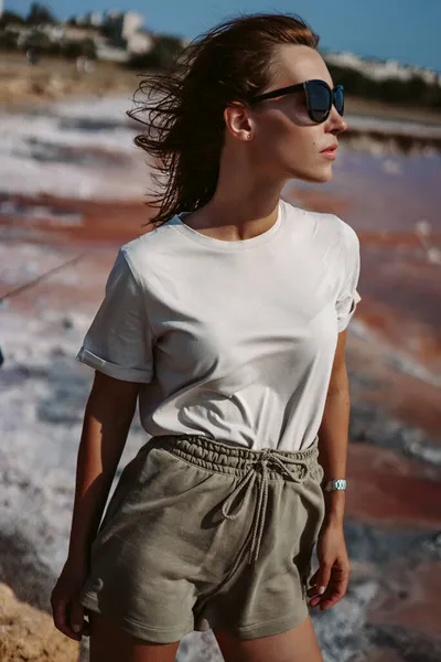 Porträt Einer Schönen Jungen Frau Mit Lockeren Braunen Haaren Landschaft Stockbild