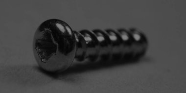 beyaz arkaplanda vidalar, boşluğu kopyala