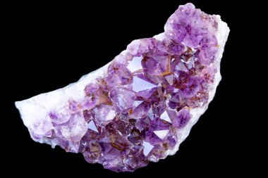 Muhteşem mor ametist, siyah arkaplanda izole edilmiş..