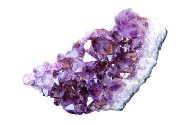 Mor ametist kristalleri, beyaz arkaplanda izole edilmiş.