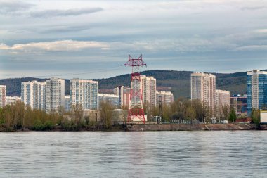 Yüksek voltajlı elektrik hatları için destek. Elektrik üretimi ve iletimi.