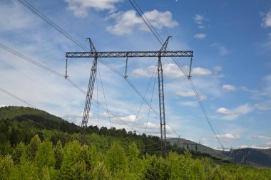 Yüksek voltajlı elektrik hatları için destek. Elektrik üretimi ve iletimi.