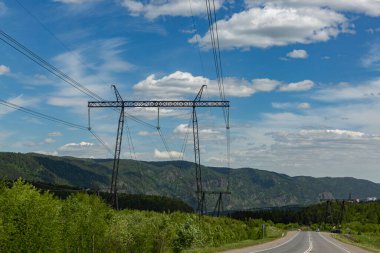 Yüksek voltajlı elektrik hatları için destek. Elektrik üretimi ve iletimi.