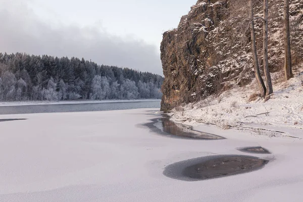 Paisaje Invernal Río Congelado Con Agujero Hielo Rocas Bosque Orilla —  Fotos de Stock