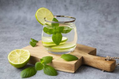 Nane yaprakları ve limonlu detoks suyu. Vitamin ve antioksidan açısından zengin sağlıklı yiyecekler..