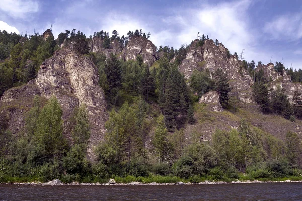 Ein Fluss Und Bewaldete Berge Seinen Ufern Sommerlandschaft Reisen Wandern — Stockfoto