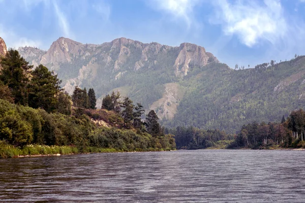 Río Montañas Boscosas Largo Sus Orillas Paisaje Verano Belleza Naturaleza — Foto de Stock