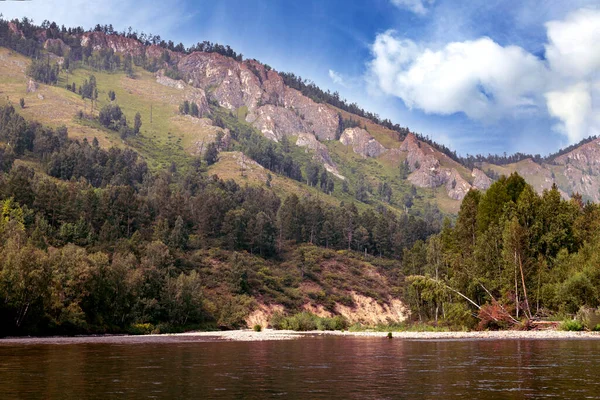 Río Montañas Boscosas Largo Sus Orillas Paisaje Verano Viajes Senderismo — Foto de Stock