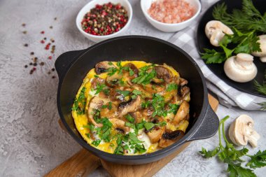 Kızartma tavasında şampiyonlar ve otlarla frittata, üst manzara..