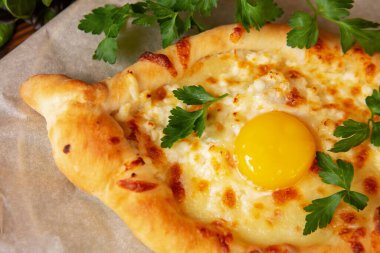 Geleneksel Gürcistan hamur işi khachapuri. Mozzarella ve yumurtalı turta..
