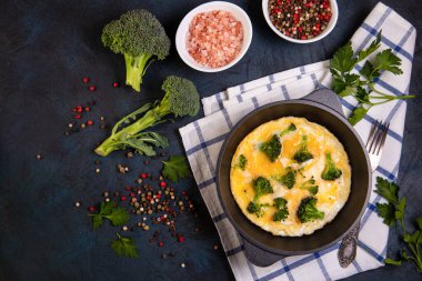 Brokolili frittata, otlar ve baharatlar. Protein ve lif açısından zengin sağlıklı yiyecekler..