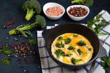 Brokolili frittata, otlar ve baharatlar. Protein ve lif açısından zengin sağlıklı yiyecekler..