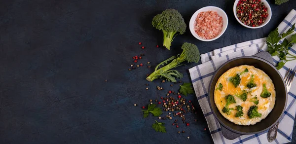 Brokoli soslu frittata, üst görünüm kopyalama alanı. Protein ve lif açısından zengin sağlıklı yiyecekler..