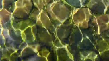 Deniz taşları ve arka planda güzel bir parıltı.