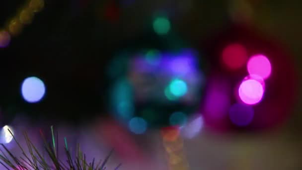 Отмененные рождественские огни и игрушки на елке. — стоковое видео
