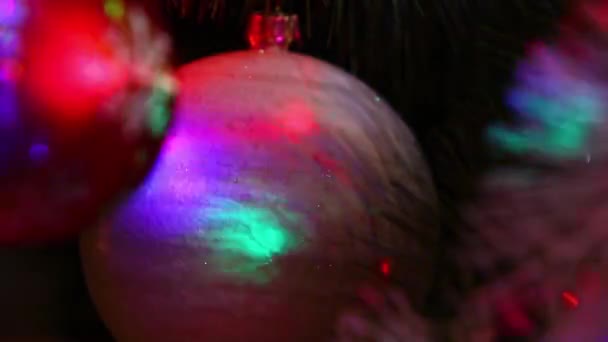 Рождественские шарики игрушки в мигающих огнях на Новый год едва. — стоковое видео