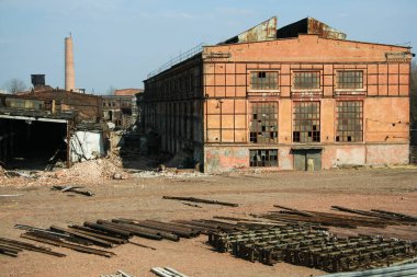 Eski, yıkık dökük bitki ya da fabrika. Sovyet mimarisi