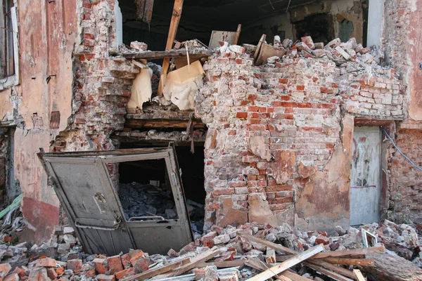 Bir felaket sonucu yıkık dökük eski bir konut binası.