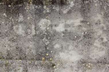 Gri lekeli eski bir beton duvar ve yosun arkaplan dokusuyla birleştirilmiş eğimli bir dikiş.