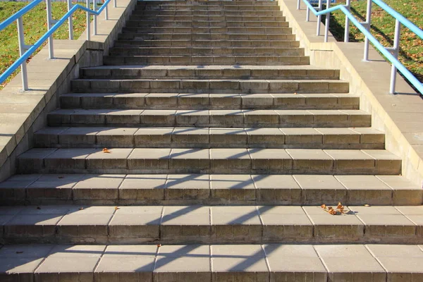 Υπαίθριες Σκάλες Park Πέτρα Στην Προοπτική Στο Sunny Καλοκαιρινή Μέρα — Φωτογραφία Αρχείου