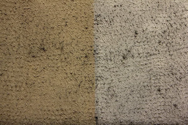 Eski gri bej, alçılı beton duvar, dikey eğimli arka plan dokusu var.