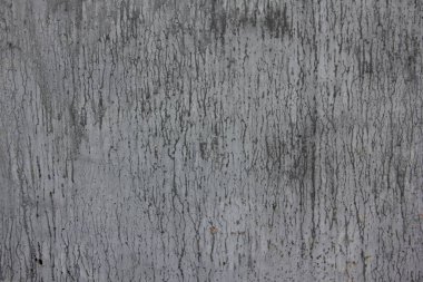 Eskimiş gri yıpranmış metal duvar. Arkaplanda koyu lekeler var.