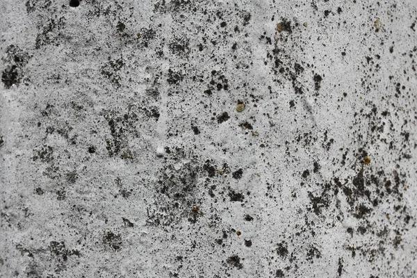 Kuru beton duvarın kaba beyaz yüzeyi. Arka plan için endüstriyel dokunun siyah ara görüntüsü.
