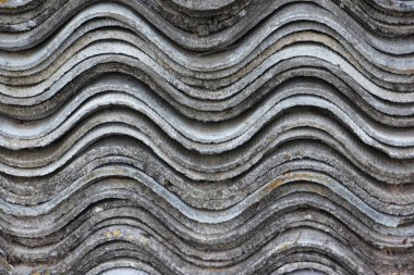 Eski asbest dokusu. Eski asbest çatı. Çarşaf. Çatı çarşafları. Asbestin çıkarılması. Soyut gri arkaplan