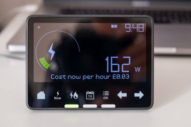 Tüketim bilgisi ve saat başına maliyeti olan akıllı bir elektrik sayacının görüntüsü.