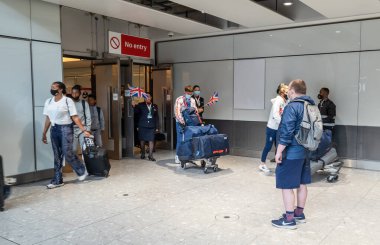 Londra Heathrow 'da. UK- 08.08.2021: Heathrow Terminali 5 'teki uluslararası havayolu yolcuları.