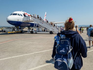 Preveza. Yunanistan-08.08.2021: İngiliz Hava Yolları yolcuları tatillerinden sonra uçağa biniyorlar.