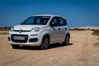 Lefkada adası. Yunanistan - 08.05.2021: Kuru toprak yolda bir Fiat Panda.