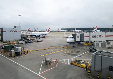 Heathrow Havaalanı. Londra - 07.25.2021: İngiliz Hava Yolları uçaklarının yolcu almaya hazır olduğu Terminal 5 havaalanı manzarası.