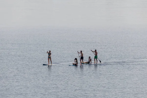 Lefkada adası. Yunanistan - 08.05.2021: Bir grup turist denizde kürek çekiyor.