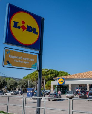 Lefkada. Yunanistan-10.30.2021. Alman süpermarket zinciri Lidl 'in adadaki tek şubesi. İyi bir park yeri ve yerli halk ve turistler arasında popüler..