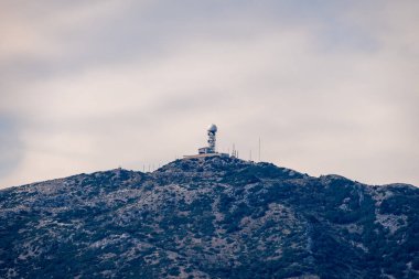 Dağın tepesinde bir radar kurulumu.