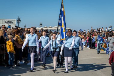 Lefkada. Yunanistan. 10.28.2021. Yunan Oxi Günü kutlamalarına yürüyen okul çocukları.