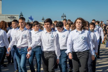 Lefkada. Yunanistan. 10.28.2021. Yunan Oxi Günü kutlamalarına yürüyen okul çocukları.