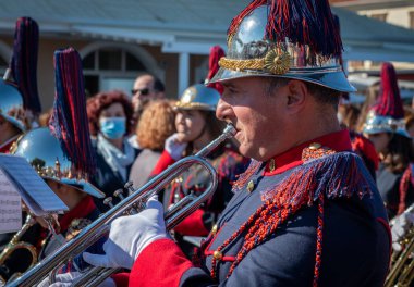 Lefkada. Yunanistan. 10.28.2021. Yunan Oxi Günü kutlamaları sırasında askeri bando üyelerinin portreleri.