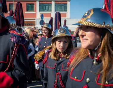 Lefkada. Yunanistan. 10.28.2021. Yunan Oxi Günü kutlamaları sırasında askeri bando üyelerinin portreleri.