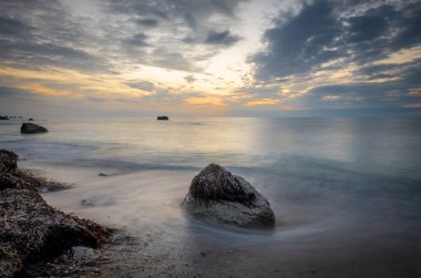 Sahilde gün batımının uzun pozu.