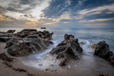 Sahilde gün batımının uzun pozu.