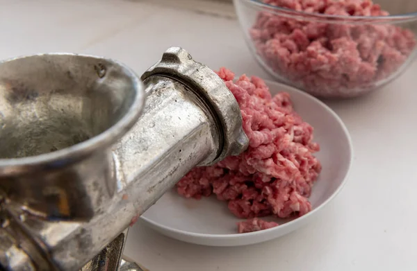 Evde kıyma makinesiyle domuz eti doğruyorum..