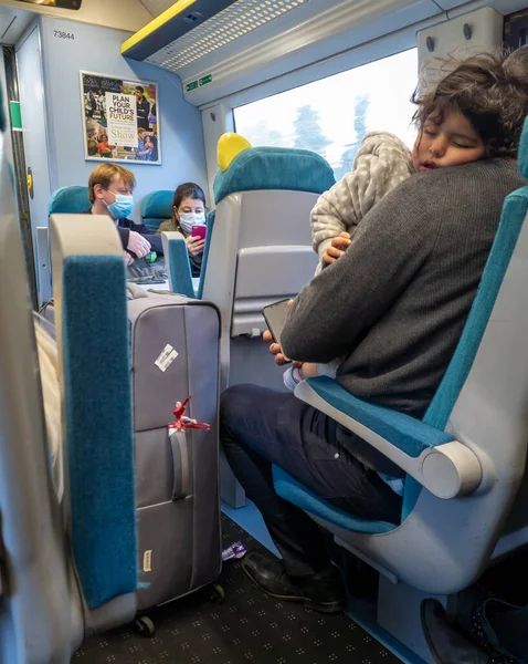 Gatwick tren istasyonu. İngiltere-10.31.2021. Gatwick Havaalanı 'ndan Londra' ya giden Güney Treni yolcuları..