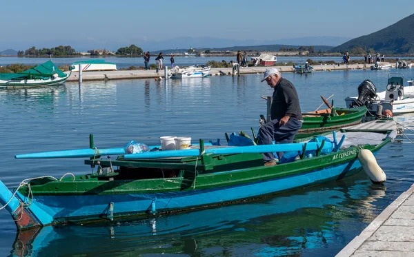 Lefkada Řecko 2021 Rybář Nastupuje Svou Starou Dřevěnou Rybářskou Loď — Stock fotografie